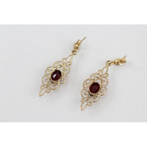 161 - 9ct gold vintage style garnet drop earrings (2.1g)