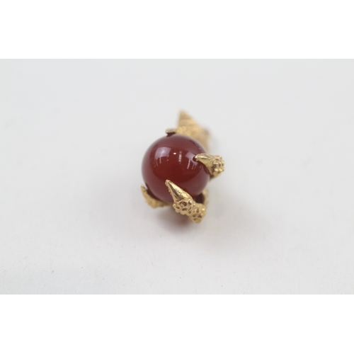 17 - 9ct gold carnelian eagle claw pendant (3.6g)