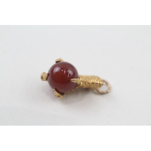 17 - 9ct gold carnelian eagle claw pendant (3.6g)