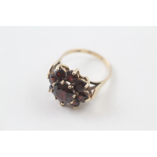 174 - 9ct gold garnet cocktail ring, claw set (4.4g) Size  O 1/2