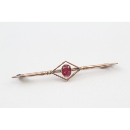 18 - 9ct gold antique Edwardian red gem single stone bar brooch (3.3g)