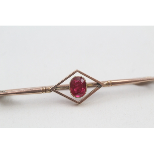 18 - 9ct gold antique Edwardian red gem single stone bar brooch (3.3g)