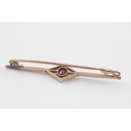 18 - 9ct gold antique Edwardian red gem single stone bar brooch (3.3g)