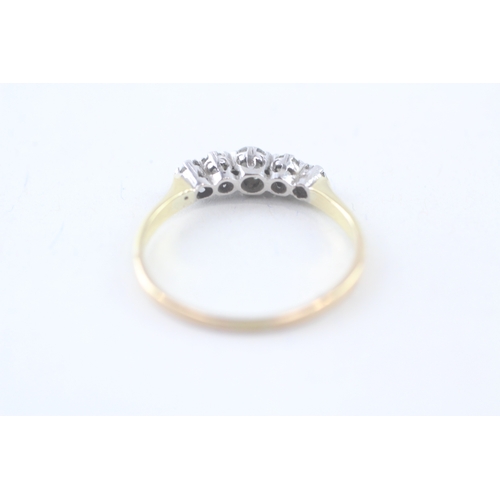 201 - 18ct gold diamond graduated five stone ring (2g) Size  P