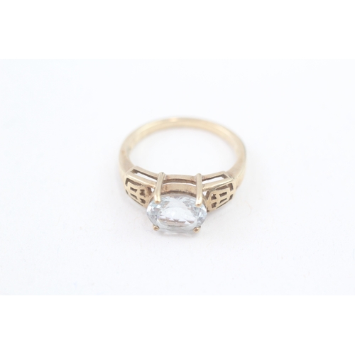 205 - 9ct gold aquamarine dress ring with cut work shoulders (3g) Size  N 1/2