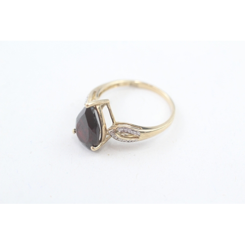 206 - 9ct gold garnet and diamond set shoulder dress ring (2.7g) Size  P 1/2