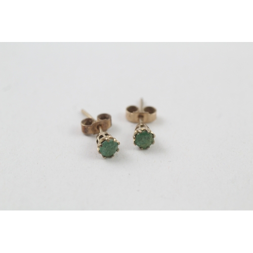 22 - 9ct gold emerald stud earrings with scroll backs (0.8g)