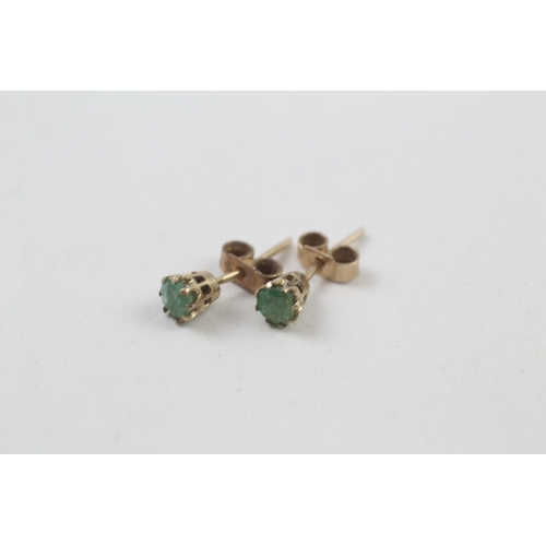 22 - 9ct gold emerald stud earrings with scroll backs (0.8g)