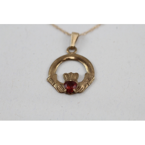 24 - 9ct gold garnet claddagh pendant with 9ct gold chain (1.3g)