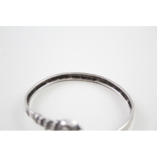 244 - Silver traditional passover bangle with kite marks