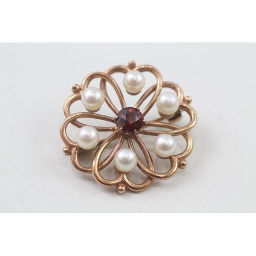 29 - 9ct gold garnet & cultured pearl floral cluster brooch (5.5g)