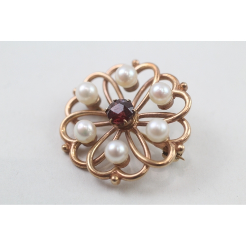 29 - 9ct gold garnet & cultured pearl floral cluster brooch (5.5g)