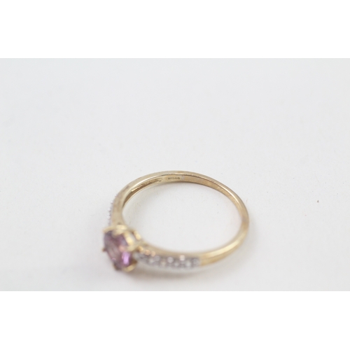 32 - 9ct gold purple spinel single stone ring with white gemstone set shoulders (1.7g) Size  P 1/2