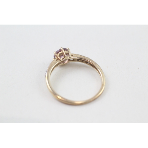 32 - 9ct gold purple spinel single stone ring with white gemstone set shoulders (1.7g) Size  P 1/2