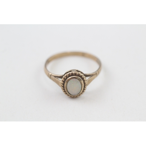 33 - 9ct gold opal single stone ring (2g) Size  Q