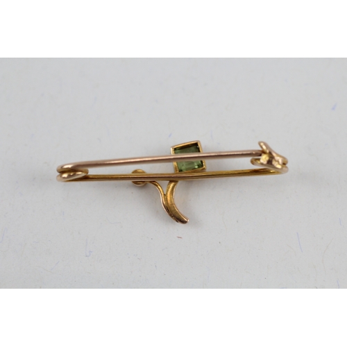 38 - 9ct gold Edwardian peridot & pearl brooch (1.4g)