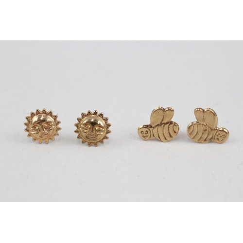 48 - 2x 9ct gold sun & bee stud earrings with scroll backs (0.6g)