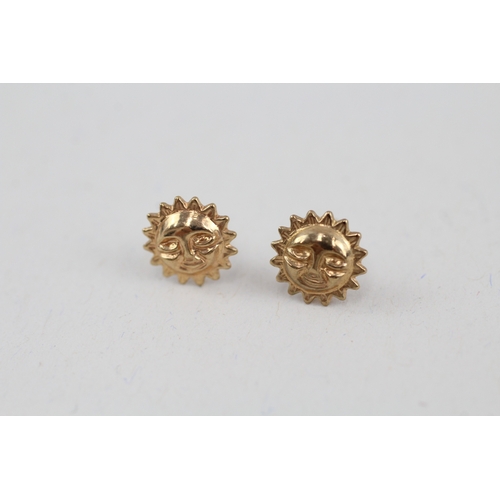 48 - 2x 9ct gold sun & bee stud earrings with scroll backs (0.6g)