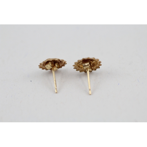 48 - 2x 9ct gold sun & bee stud earrings with scroll backs (0.6g)