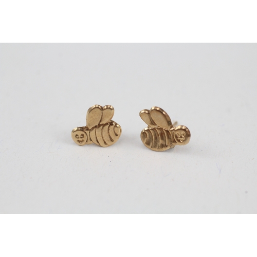 48 - 2x 9ct gold sun & bee stud earrings with scroll backs (0.6g)