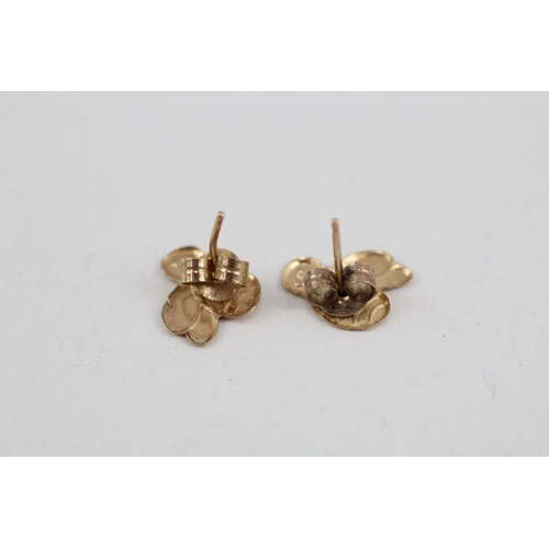 48 - 2x 9ct gold sun & bee stud earrings with scroll backs (0.6g)