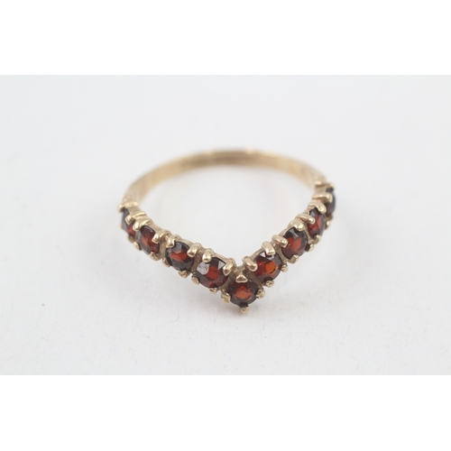 67 - 9ct gold garnet chevron ring (2g) AS SEEN - MISHAPEN Size  P