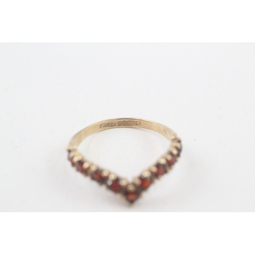 67 - 9ct gold garnet chevron ring (2g) AS SEEN - MISHAPEN Size  P