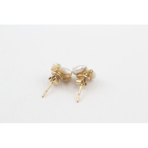 70 - 14ct gold rice pearl stud earrings (1.3g)