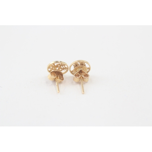 95 - 14ct gold symbol stud earrings with scroll backs (0.9g)