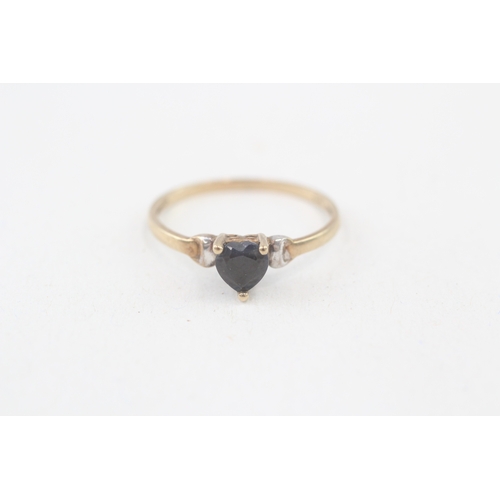 98 - 9ct gold vintage heart cut sapphire dress ring (1.1g) Size  O