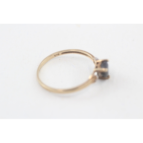 98 - 9ct gold vintage heart cut sapphire dress ring (1.1g) Size  O