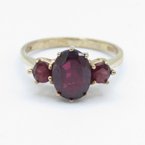 199 - 9ct gold three garnet stone ring (2.1g)  Size  K 1/2