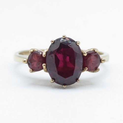 199 - 9ct gold three garnet stone ring (2.1g)  Size  K 1/2