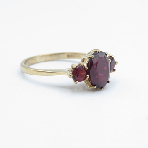 199 - 9ct gold three garnet stone ring (2.1g)  Size  K 1/2