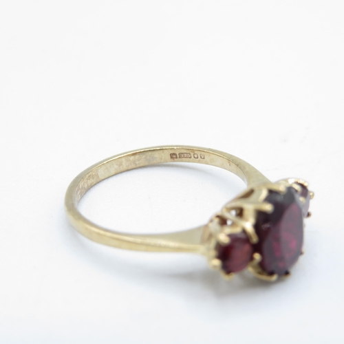 199 - 9ct gold three garnet stone ring (2.1g)  Size  K 1/2