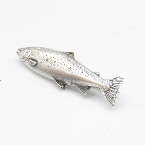 261 - HM Sterling Silver 925 highly details salmon brooch with tight fitting pin in excellent condition (6... 