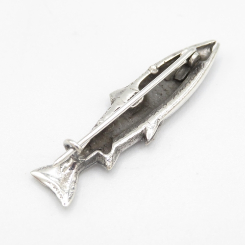 261 - HM Sterling Silver 925 highly details salmon brooch with tight fitting pin in excellent condition (6... 