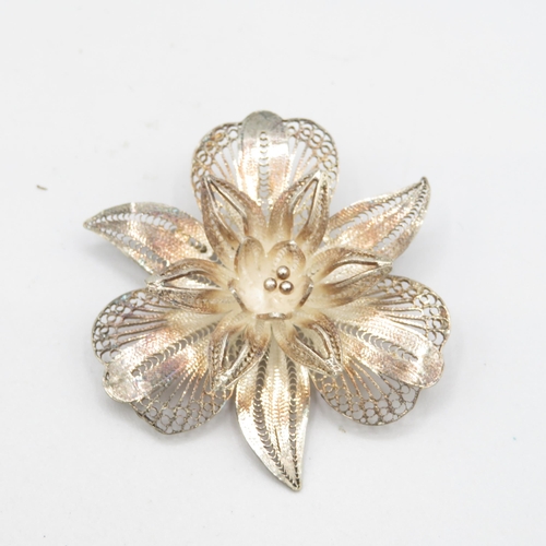 288 - Collection of filigree flower brooches (102g)