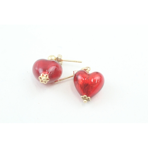 108 - 9ct gold foiled glass heart drop earrings (5g)