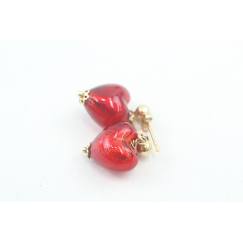 108 - 9ct gold foiled glass heart drop earrings (5g)