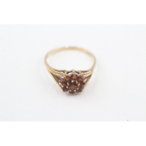 110 - 9ct gold garnet floral cluster ring (2g) Size  O