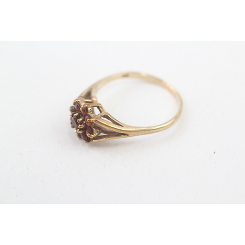 110 - 9ct gold garnet floral cluster ring (2g) Size  O