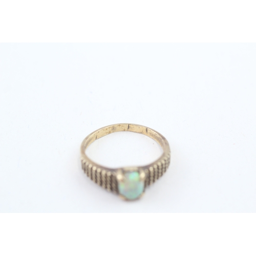 112 - 9ct gold vintage opal dress ring (2.3g) Size  P