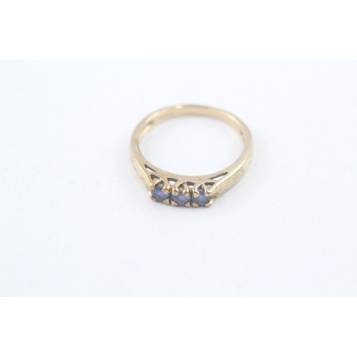 122 - 9ct gold vintage sapphire trilogy dress ring (2.4g) Size  N