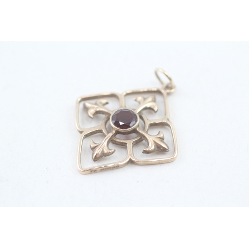 125 - 9ct gold antique garnet fleur de lis pendant (2.9g)