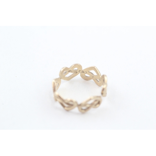 127 - 9ct gold Celtic lover knot band ring (2g) Size  K - AS SEEN - MISHAPEN