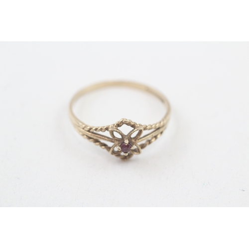 136 - 9ct gold ruby single stone openwork floral ring (1.3g) Size  Q