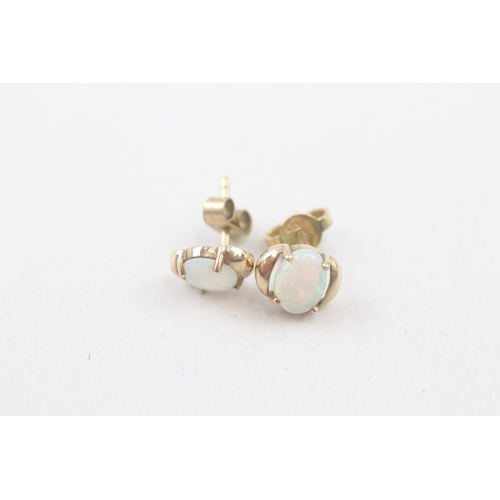 137 - 9ct gold vintage opal stud earrings (1.3g)