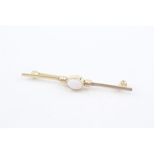 138 - 9ct gold opal bar brooch (1.1g)