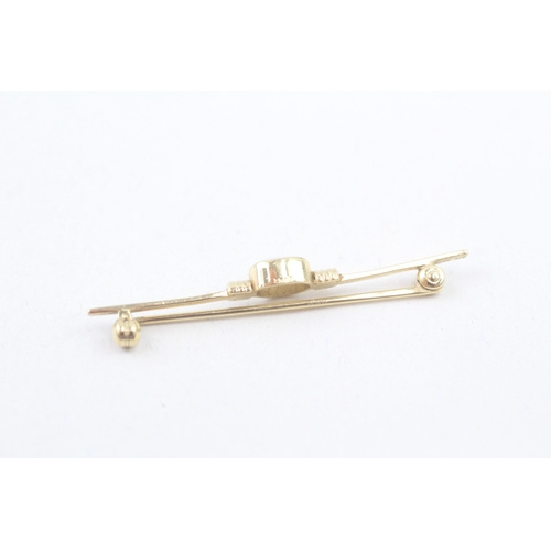 138 - 9ct gold opal bar brooch (1.1g)